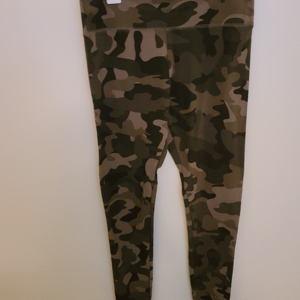 Cammo Leggings.  Thick, like new size medium.
